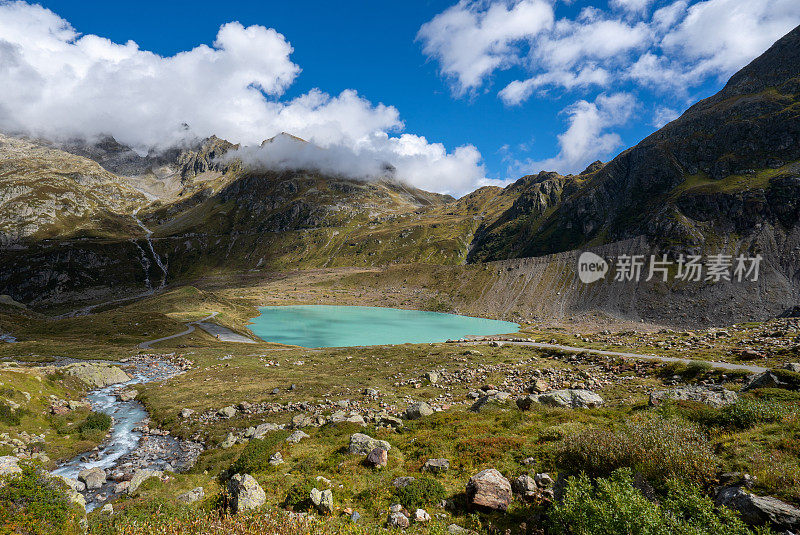 位于瑞士斯泰因冰川和斯泰因湖周围的美丽的瑞士阿尔卑斯山的Susten Pass